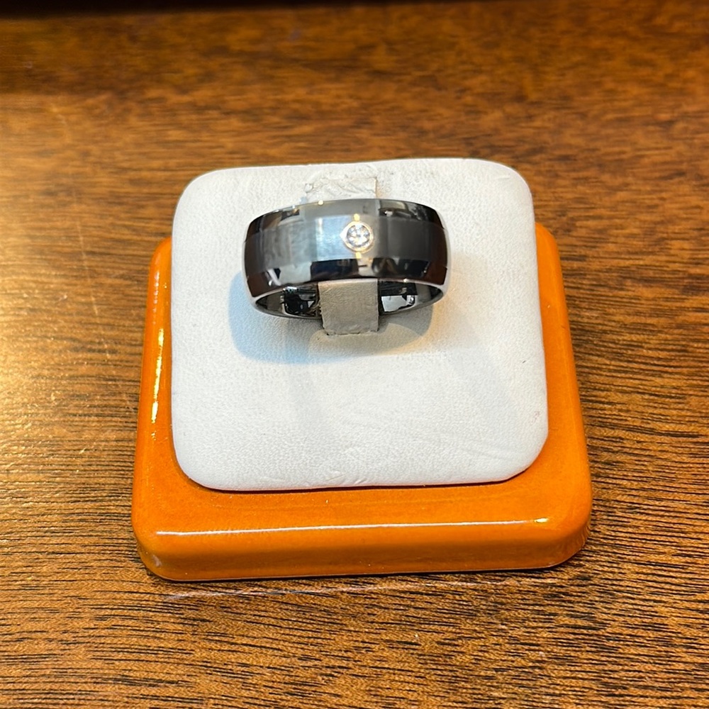 Men’s tungsten carbide band with one Diamond